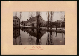 Fotografie Brück & Sohn Meissen, Ansicht Gävernitz, Gasthof Zu Gävernitz Spiegelt Sich Im Teich, Reflektion  - Orte