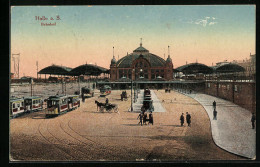 AK Halle A. S., Bahnhof Mit Strassenbahnen  - Tramways