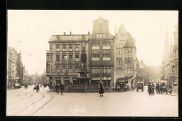 Foto-AK Lübeck, Am Klingenberg - Strassenszene Am Siegesbrunnen  - Luebeck