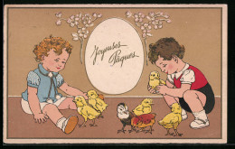 AK Kinder Spielen Mit Geschlüpften Osterküken  - Pâques
