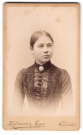 Fotografie Hoffmann & Meyer, Cassel, Mauerstrasse 2, Junge Dame Im Eleganten, Enganliegendem Kleid Mit Brosche  - Anonymous Persons