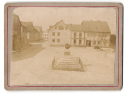 Fotografie Unbekannter Fotograf, Ansicht Neustadt B. Coburg, Marktplatz Mit Dem Heinrich Schaumberg Denkmal  - Orte