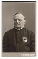 Fotografie Georg Ramer, Waldkirch I. B., Pfarrer Im Talar Mit Orden An Der Brust  - Personalidades Famosas