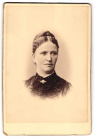 Fotografie Unbekannter Fotograf Und Ort, Portrait Frau Johann Damer, 1887  - Anonymous Persons