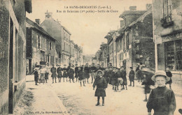 CPA La Haye Descartes-Rue De Balesmes-Sortie De Classe-Timbre   L2938 - Autres & Non Classés