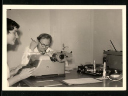 Fotografie Schreibstube, Sekretärin Mit Schreibmaschine Bei Der Arbeit  - Profesiones