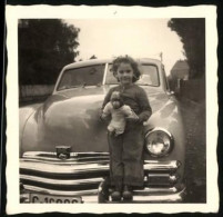 Fotografie Auto Kaiser Virginian DeLuxe, Mädchen Mit Stofftier Vor US-Car Kaiser Motors  - Automobile