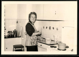 Fotografie Hausfrau Beim Kartoffeln Schälen In Der Heimischen Küche  - Métiers