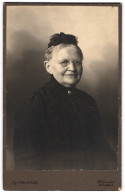 Fotografie Carl Otto Schultz, Holzminden, Bahnhofstr. 2, Ältere Dame Mit Haube Und Brille  - Anonyme Personen