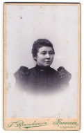 Fotografie F. Renziehausen, Hannover, Langelaube 2, Junge Dame In Schwarzem Kleid Mit Puffärmeln  - Anonymous Persons