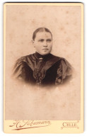 Fotografie H. Schumann, Celle, Westcellerthorstr. 11, Ernste Dame Im Schwarzen Kragenkleid  - Personnes Anonymes