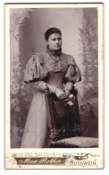 Fotografie Max Rother, Rosswein, Mittelstr. 488, Junge Dame In Kleid Mit Breiten Puffärmeln Und Perlenkette  - Anonyme Personen