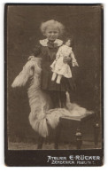 Fotografie E. Rücker, Zehdenick, Niedliches Kleine Mädchen Mit Ihrer Puppe Im Auf Einem Stuhl  - Anonyme Personen