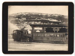 Fotografie Unbekannter Fotograf, Ansicht Schneeberg / Niederösterreich, Schneebergbahn / Kleinbahn Am Bahnhof Schneeb  - Orte