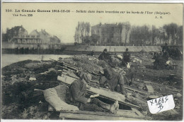 MILITARIA- 1916- SOLDATS DANS LEURS TRANCHEES SUR LES BORDS DE L YSER- BELGIQUE - Guerre 1914-18