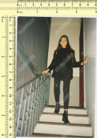 REAL PHOTO Pretty Leggy Girl On Stairs Of A Building - Fille Dans Les Escaliers D'un Immeuble ORIGINAL Photo - Personnes Anonymes