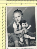 Cute Girl With Toy Doll, Kid Portrait Fillette Avec Poupée Jouet, Enfant OLD ORIGINAL PHOTO ANCIENNE REAL - Anonyme Personen