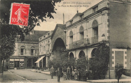 CPA Richelieu-La Place Du Marché Et Les Halles-Timbre   L2938 - Autres & Non Classés