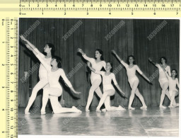 REAL PHOTO - Cute Girls Kids Ballerinas On Stage Ballet -   Fillettes Ballerines Sur Scène - Vintage Original - Anonyme Personen