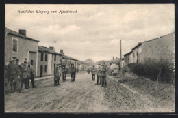 CPA Heudicourt, Westlicher Eingang Avec Des Soldats  - Autres & Non Classés