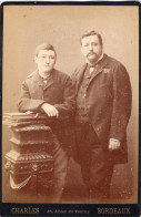Grande Photo CDV D'un Homme élégant Avec Sont Jeune Garcon Posant Dans Un Studio Photo A Bordeaux - Anciennes (Av. 1900)