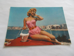 PIN UP TRES BELLE JEUNE FEMME AU BORD DE LA PLAGE  TOUT EN ROSE - Pin-Ups