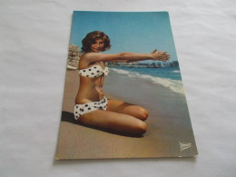 PIN UP TRES BELLE JEUNE FEMME  EN MAILLOT DE BAIN SUR LA PLAGE - Pin-Ups