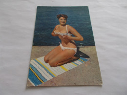 PIN UP TRES BELLE JEUNE FEMME  EN MAILLOT DE BAIN SUR UNE SERVIETTE AU BORD DE LA MER - Pin-Ups