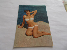 PIN UP TRES BELLE JEUNE FEMME  EN MAILLOT DE BAIN  AU BORD DE LA MER - Pin-Ups