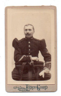 (Photo Carte De Visite) 579, Portrait Militaire, 148e RI Régiment D'Infanterie, Photo Leroy-Giard Givet - War, Military