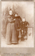 Grande Photo CDV D'une Femme élégante Avec Ces Deux Petit Enfants Posant Dans Un Studio Photo A Nivelles ( Belgique ) - Anciennes (Av. 1900)