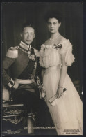 AK Unser Kronprinzenpaar, Kronprinzessin Cecilie Im Edlen Weissen Kleid Mit Perlenkette Der Prinz In Uniform  - Koninklijke Families