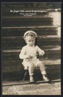 AK Prinz Louis Ferdinand Von Preussen Sitzt Auf Einer Treppe, Kinderbild  - Royal Families