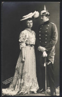 AK Prinz Eitel Friedrich Von Preussen In Uniform Mit Pickelhaube Und Seine Frau  - Familles Royales