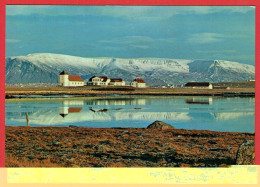 Bessastaöir A Alftanesi, Bustaöur Forseta Islands - Esja I Baksyn - Bassatadir The Residence Of The President Of Iceland - Islandia