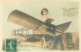 Photo Montage Surréalisme - Enfant Dans Un Avion    Q 2648 - Photographie