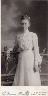 Grande Photo CDV D'une Jeune Fille élégante Posant Dans Un Studio Photo A Gand ( Belgique ) - Anciennes (Av. 1900)