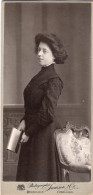 Grande Photo CDV D'une Jeune Fille élégante Posant Dans Un Studio Photo En Belgique - Oud (voor 1900)