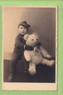 OLD PHOTO CARD -  CHILDREN - TOYS -   GREAT TEDDY BEAR - Speelgoed & Spelen