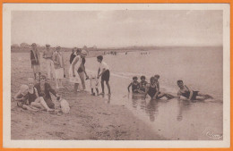 CPA  De 14 COLLEVILLE-MONTGOMERY     La Plage à L'heure Du Bain    Non écrite     Bien Animée - Sonstige & Ohne Zuordnung