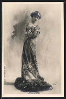 Foto-AK Atelier Reutlinger, Paris, Schauspielerin Lavalliere Im Bodenlangen Kleid  - Schauspieler