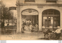 REIMS PLACE D'ERLON  ET RUE CHATIVESLE UN COIN DES ARCADES - Reims