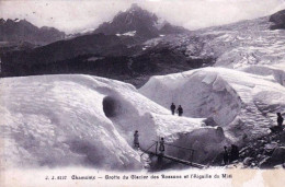 74 - Haute Savoie -  CHAMONIX -  Grotte Du Glacier Des Bossons Et L'Aiguille Du Midi - Chamonix-Mont-Blanc