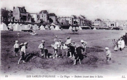 85 -  Vendée-  LES SABLES D OLONNE   -  La Plage - Enfants Jouant Dans Le Sable - Sables D'Olonne