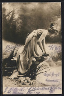 Foto-AK Atelier Reutlinger, Paris, Junge Frau Schaut Von Einem Felsen Aus In Einen Teich  - Photographie