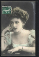 Foto-AK Atelier Reutlinger, Paris: Robinne, Sitzende Dame In Einem Blumenkleid Mit Hochgestecktem Haar  - Photographs