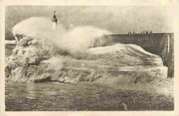 76 - Le Tréport - La Jetée Un Jour De Tempête - CPA - Oblitération Ronde De 1931 - Voir Scans Recto-Verso - Le Treport