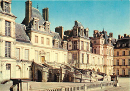 77 - Fontainebleau - Palais De Fontainebleau - Cour Du Cheval Blanc - Escalier Du Fer à Cheval - Carte Neuve - CPM - Voi - Fontainebleau