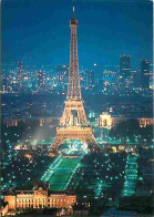 75 - Paris - Tour Eiffel - Au 1er Plan  L'Ecole Militaire. Au Fond  Les Tours De La Défense - Vue De Nuit - Carte Neuve  - Eiffeltoren