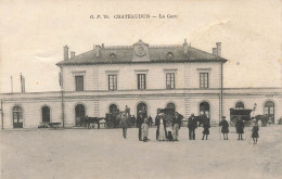 CHATEAUDUN - La Gare (carte Vendue En L'état). - Gares - Sans Trains